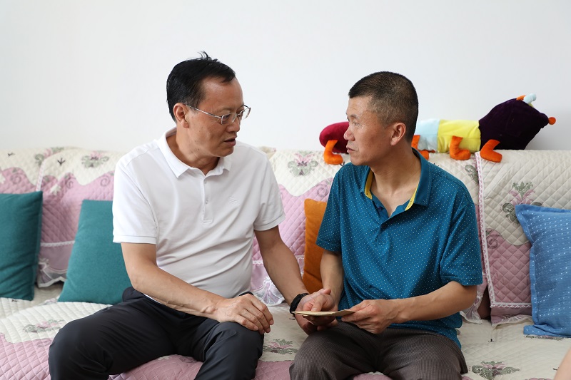 “在黨30余年，感謝你們” ——生態(tài)水泥公司“七一”前夕走訪慰問老黨員