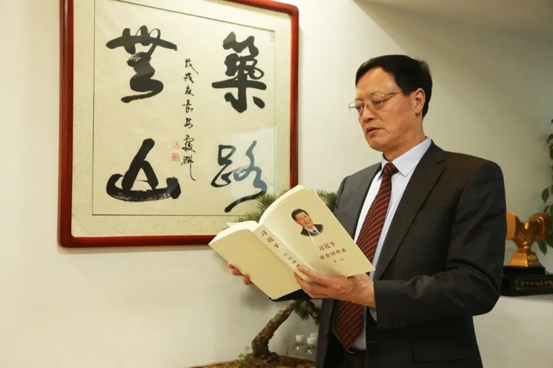 公司黨委書記、董事長張超暉榮膺“第九屆陜西省優(yōu)秀企業(yè)家”榮譽稱號