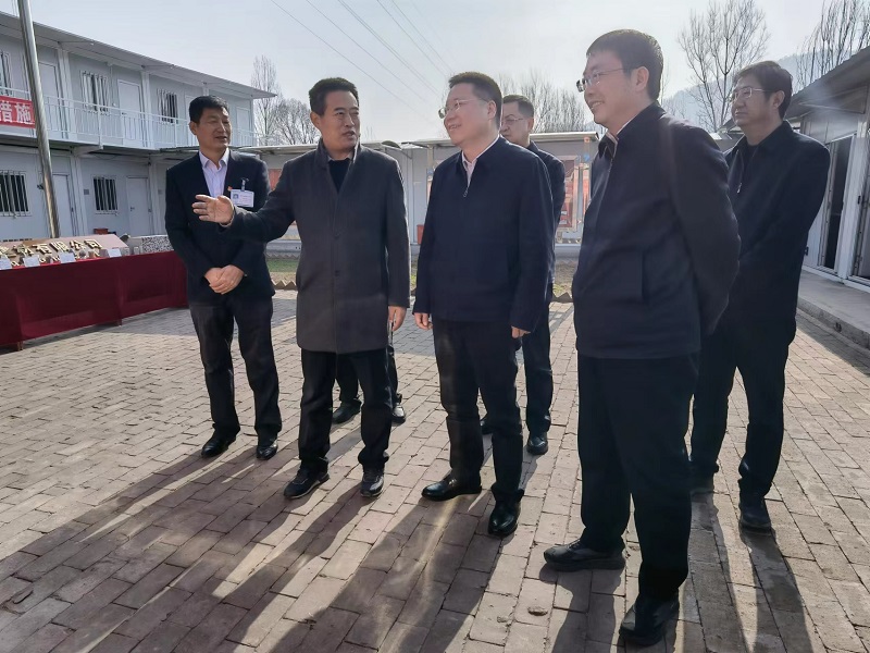延安市市委副書記、市長嚴(yán)漢平一行到黃陵新材公司調(diào)研指導(dǎo)工作