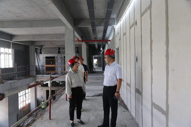 陜西建材科技公司黨委副書(shū)記、工會(huì)主席姜曉芹深入龍門(mén)綠碳公司調(diào)研指導(dǎo)工作